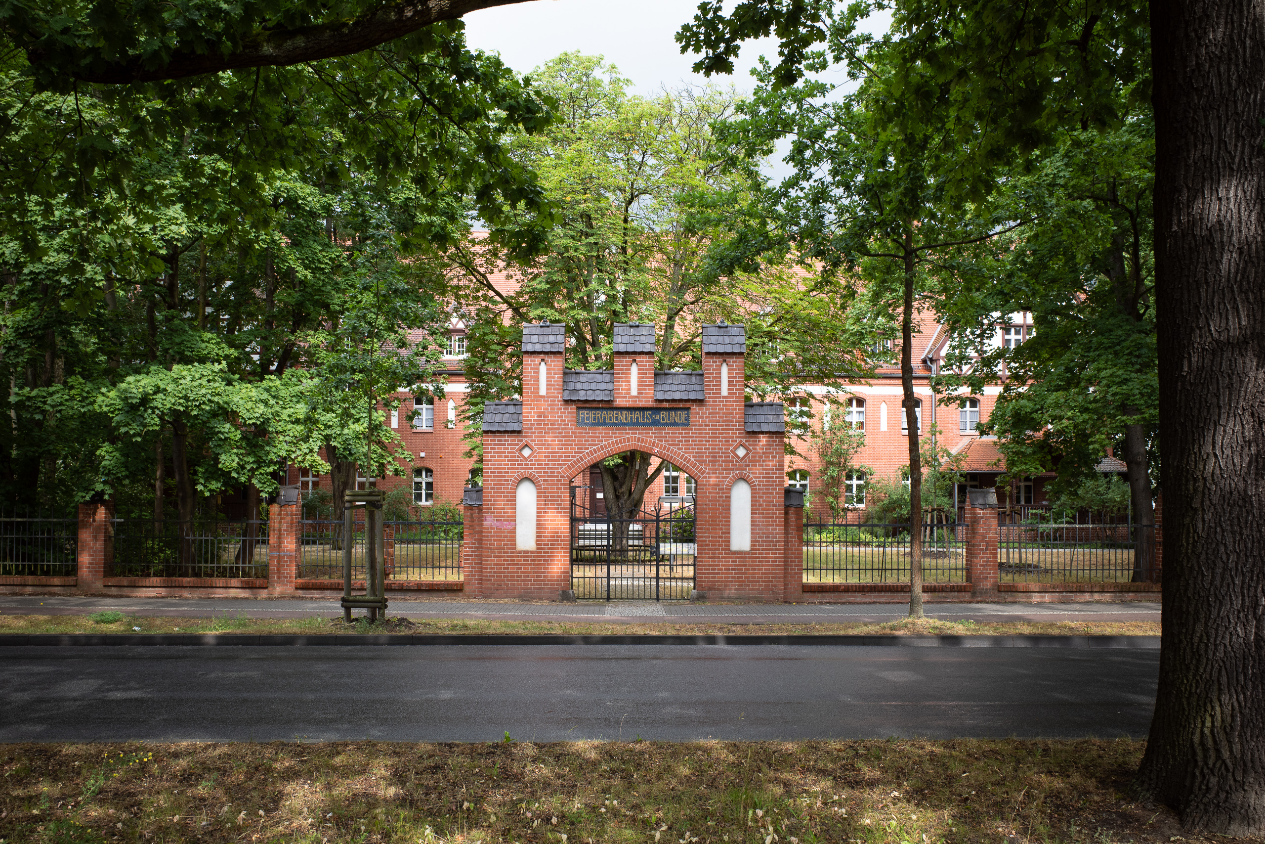 Erste Unterkünfte im Brandenburger Kiefernwald